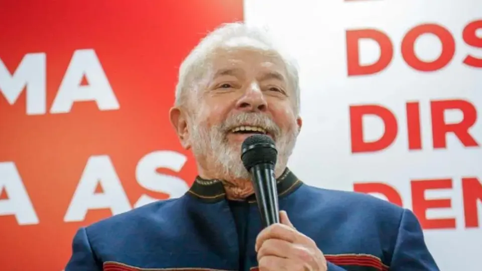 Em entrevista, Lula diz que militares são “mais responsáveis que Bolsonaro” e que vai mexer na política de preços da Petrobras