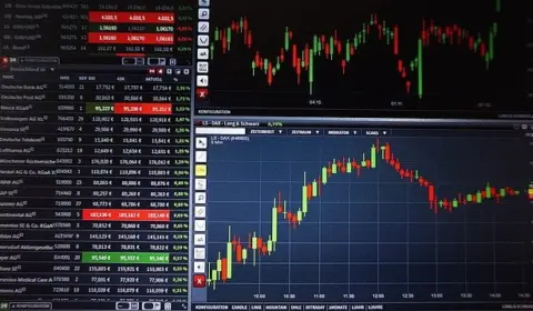 Ibovespa tem leve queda em dia de greve de servidores e incertezas na Petrobras