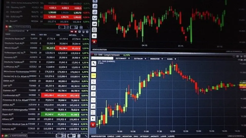 Ibovespa tem leve queda em dia de greve de servidores e incertezas na Petrobras