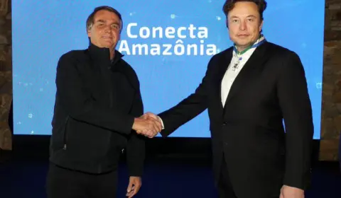 Bolsonaro usa presença de Elon Musk para atrair empresários, que se surpreendem com presença do presidente no encontro