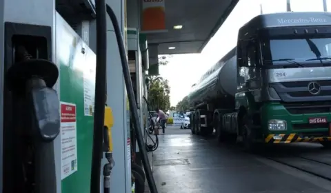 Preços da gasolina e do diesel ficam abaixo do esperado após redução do ICMS. Perda de receita deve afetar serviços essenciais