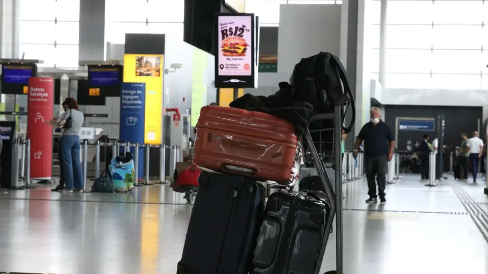 Câmara aprova bagagem gratuita em viagem aérea. Mas isso pode ser só pretexto para liberar pista clandestina