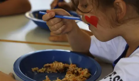 Bolsonaro veta aumento de verbas para a merenda escolar. Valores não são atualizados desde 2017