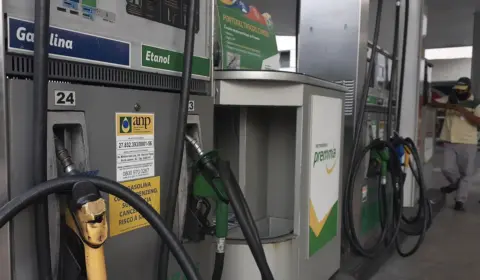 Tanque de gasolina no Brasil tem o maior peso em relação ao salário mínimo na comparação com outros países