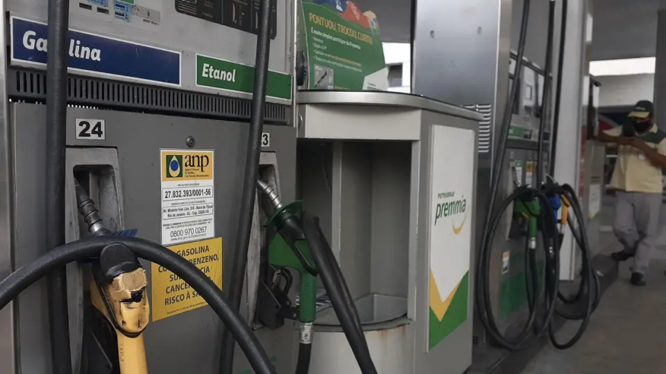 Tanque de gasolina no Brasil tem o maior peso em relação ao salário mínimo na comparação com outros países