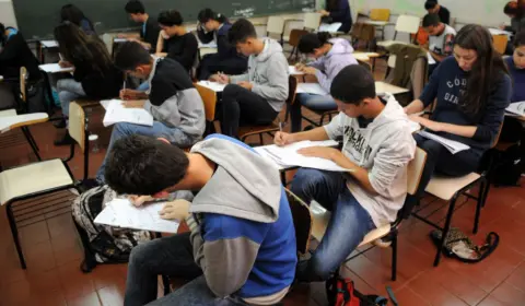 Equipe de Lula estuda criar programa de bolsas para o ensino médio para incentivar jovens a permanecerem na escola