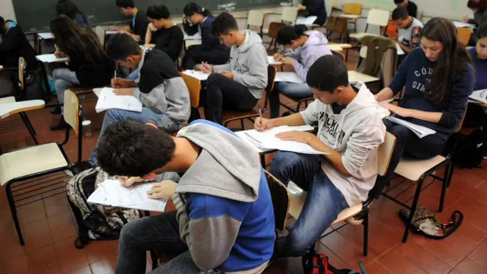 Equipe de Lula estuda criar programa de bolsas para o ensino médio para incentivar jovens a permanecerem na escola