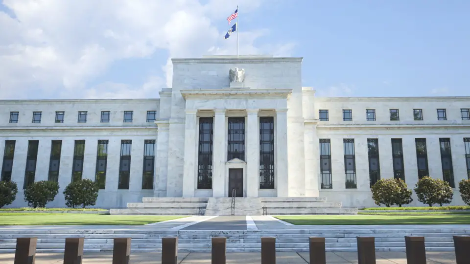 Federal Reserve reduz juros em 25 pontos-base; Powell minimiza efeito Trump sobre política monetária