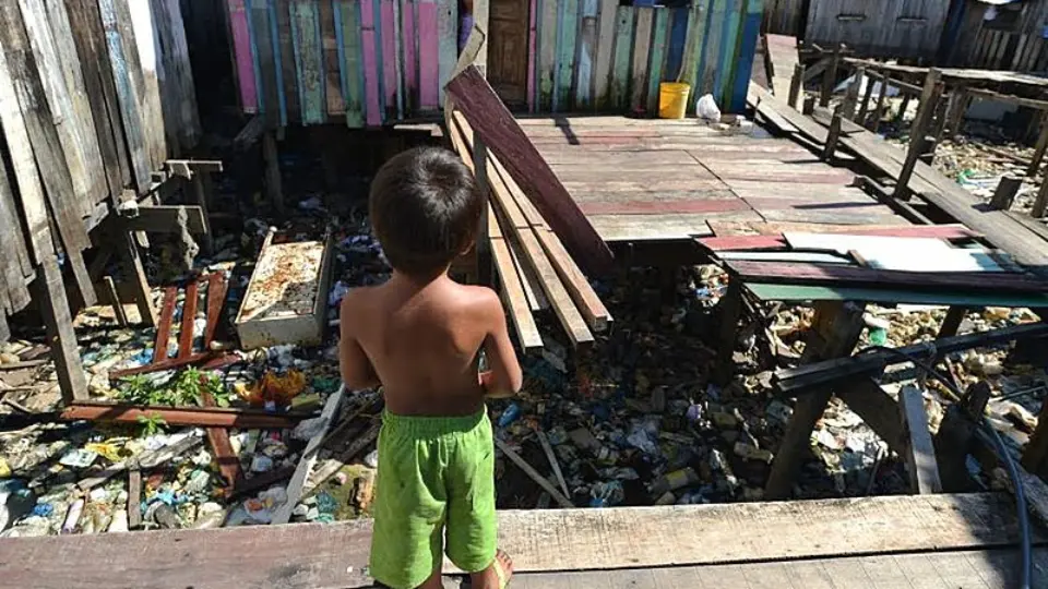 Enquanto Brasil volta para o mapa da fome, aumenta para 55 o número de super-ricos no país