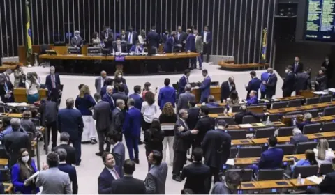 Após ser aprovada em 1º turno, votação da PEC Eleitoral na Câmara é suspensa por ‘problemas técnicos’ e prossegue hoje (13)