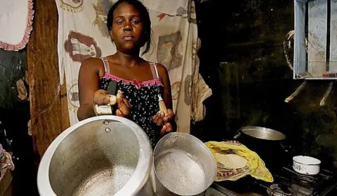 Com a disparada da inflação, mercados de periferia vendem subprodutos da cesta. Pele de frango, feijão quebrado e soro de leite estão na lista