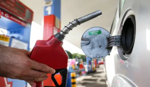 Preço da gasolina comum aumenta, pela segunda vez, em abril