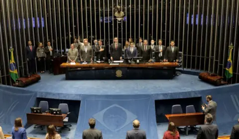 Em teatro armado por governo e aliados, PEC Eleitoral é promulgada. Bolsonaro omite que auxílios só vão até dezembro