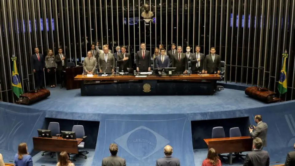 Em teatro armado por governo e aliados, PEC Eleitoral é promulgada. Bolsonaro omite que auxílios só vão até dezembro