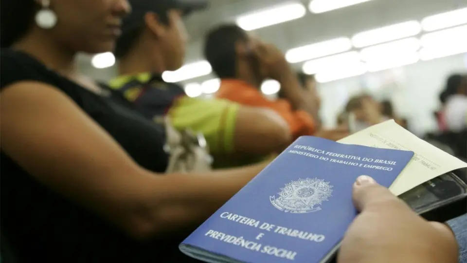 Desemprego fica abaixo da casa dos dois dígitos em 2022, mas vagas criadas foram de baixa qualidade e com perda de renda