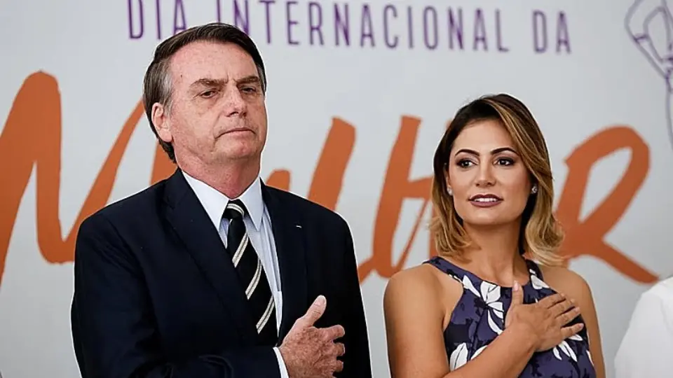 Nem bem acabou o primeiro turno, Bolsonaro anuncia criação de 13º do Auxílio Brasil para mulheres pobres