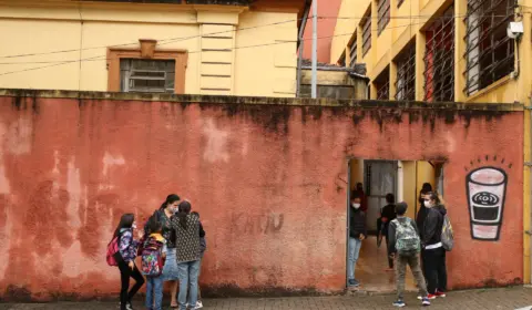 Sem reajuste há cinco anos no repasse à merenda escolar, escolas dividem ovo e carimbam mão de alunos para que não repitam refeição