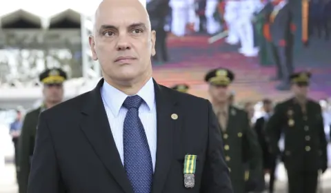 Alexandre de Moraes barra tentativa da PF e do Cade de investigarem institutos de pesquisa. Presidente do TSE ainda citou abuso de poder político de aliados de Bolsonaro