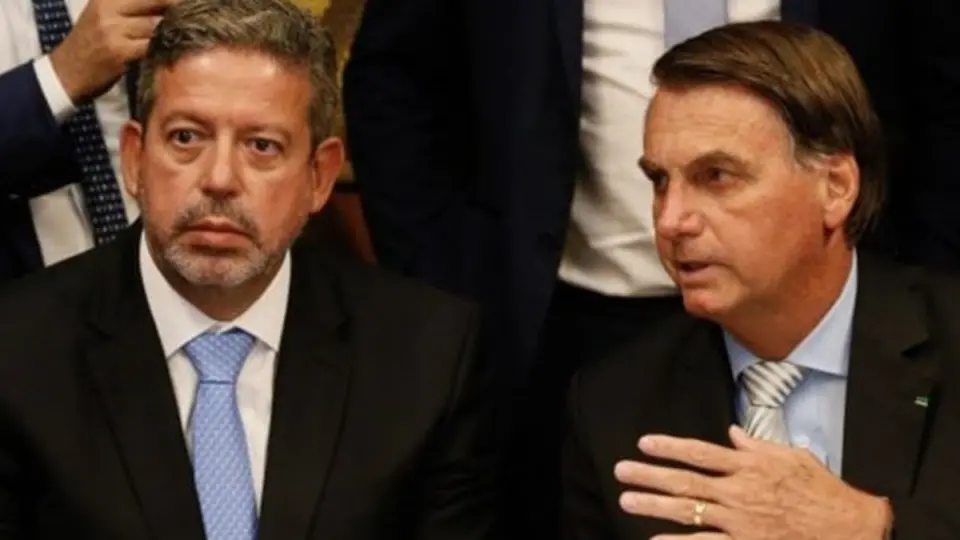 Lula se aproxima do Centrão e Bolsonaro decide dar o troco com projeto para suspender pagamento do orçamento secreto