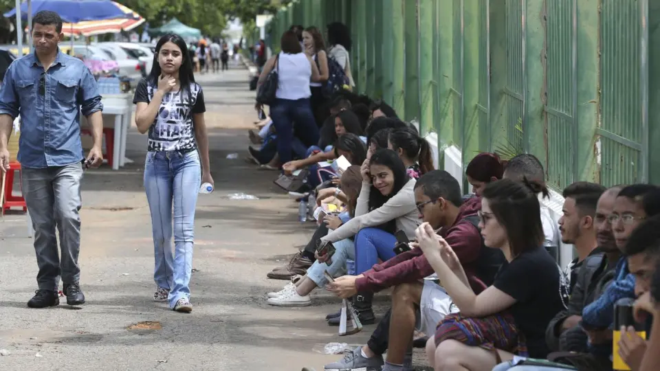 24% dos jovens na faixa dos 25 aos 34 anos não estudam nem trabalham no Brasil