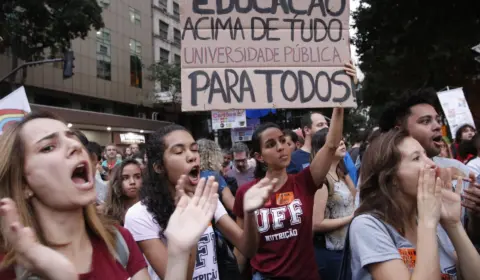 Em mais um golpe contra a educação superior, governo federal bloqueia R$ 244 mi de universidades e institutos federais