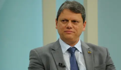 Promessa de campanha de Tarcísio de Freitas, privatização da Sabesp começa a ganhar corpo com plano de demissões. Eduardo Moreira explica os riscos da privatização