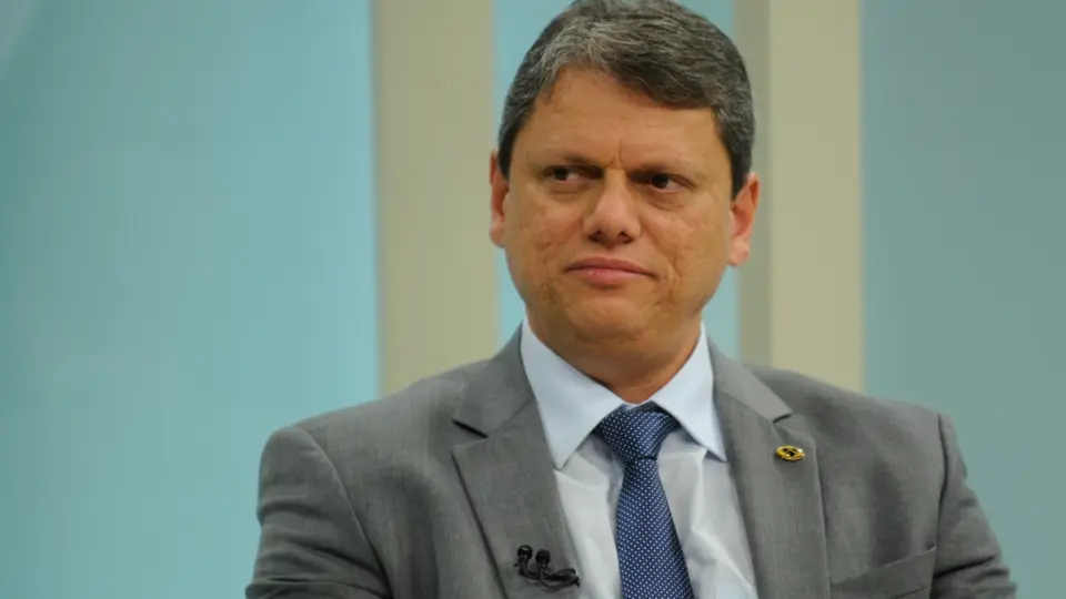 Promessa de campanha de Tarcísio de Freitas, privatização da Sabesp começa a ganhar corpo com plano de demissões. Eduardo Moreira explica os riscos da privatização