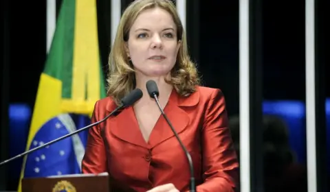 Gleisi Hoffmann segue Lula e diz que política monetária do Banco Central atua ‘contra o governo e contra o país’