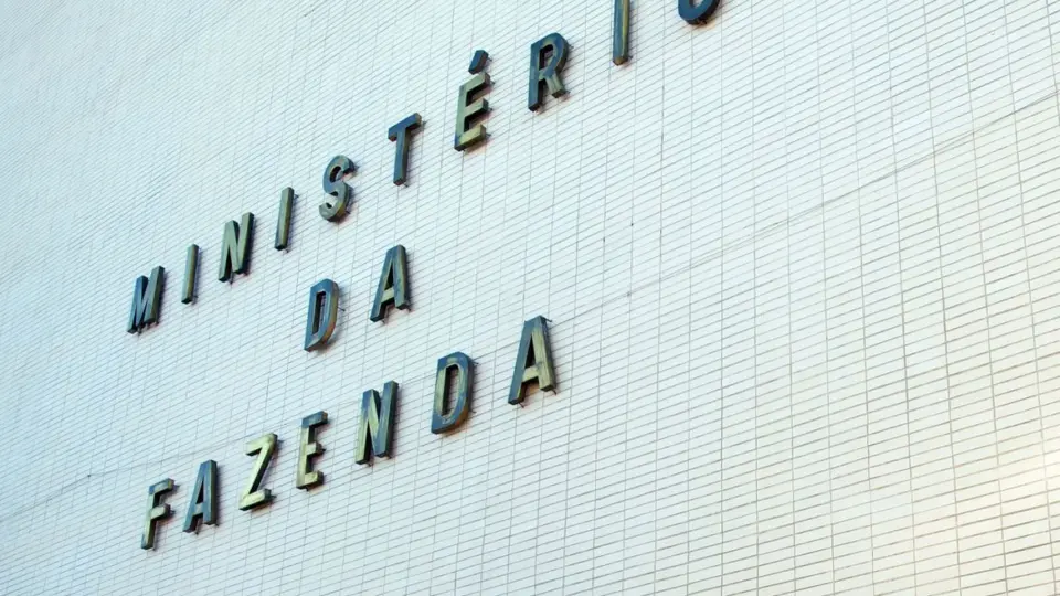 Contas do governo registram déficit de R$ 100 bi em 8 meses; resultado é menor que o do mesmo período de 2023