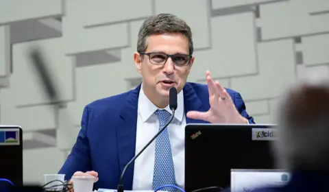 Presidente do Banco Central se esquiva de dizer no Senado quando Selic vai começar a cair. Eduardo Moreira avalia fala de Campos Neto