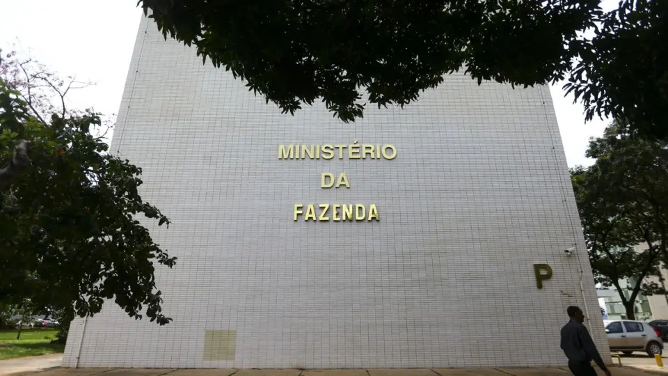 Governo central tem déficit primário de R$ 114 bilhões em 11 meses, diz Tesouro