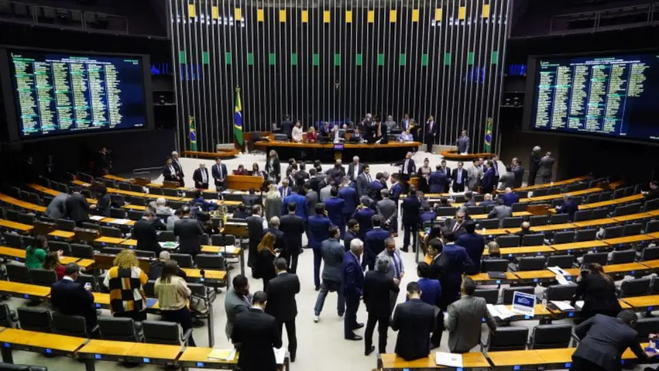 Novo arcabouço fiscal passa com folga na Câmara dos Deputados, com placar de 372 a 108 votos. Destaques da proposta serão votados ainda nesta 4ª feira