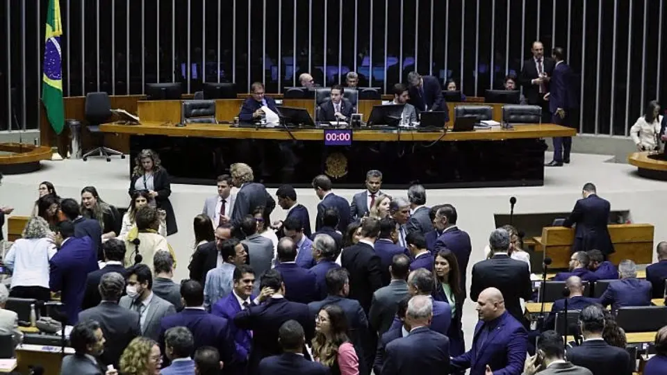 Câmara aprova equidade salarial entre homens e mulheres; texto vai ao Senado