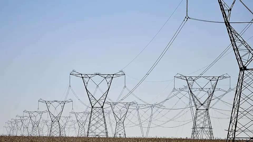 Inflação acelera para 0,56% em outubro, impulsionada pela alta da energia elétrica