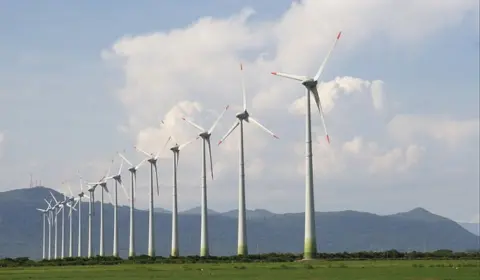 Brasil dá até quatro vezes mais incentivos aos combustíveis fósseis do que às fontes de energia renováveis