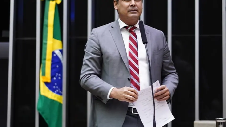 Lindbergh Farias apresenta duas emendas para alterar meta fiscal. Deputado propõe déficit de 0,75% e de 1% do PIB