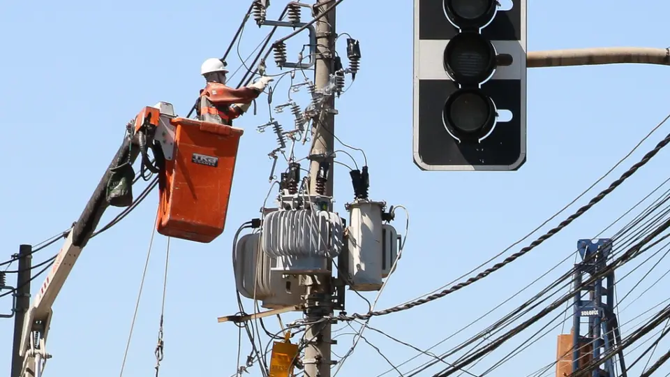 Descaso da Enel para solucionar apagão em SP é prova de que serviços essenciais não devem ser privatizados