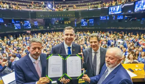 Com Lula e Haddad, Congresso promulga reforma tributária do consumo em sessão histórica