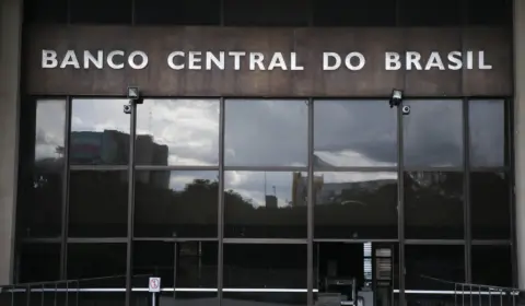 Mercado prevê inflação, PIB, câmbio e taxa Selic maiores em 2024, aponta Boletim Focus