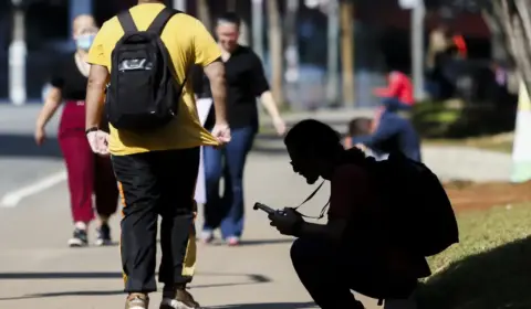 Um em cada cinco brasileiros jovens não estuda nem trabalha. Metade deles é de famílias pobres, segundo o IBGE