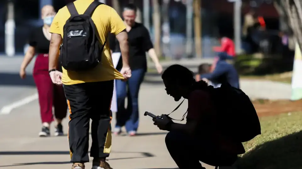 Um em cada cinco brasileiros jovens não estuda nem trabalha. Metade deles é de famílias pobres, segundo o IBGE