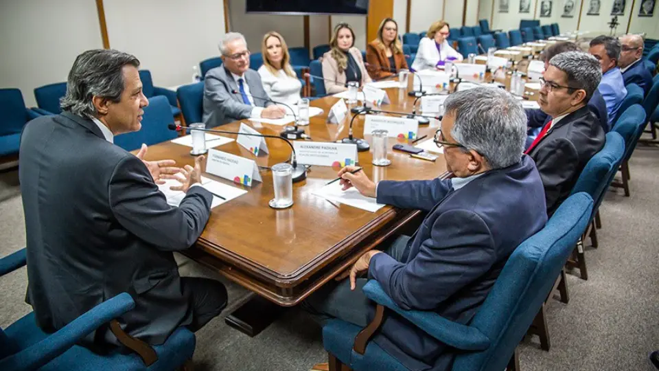 Fazenda e Congresso negociam mudança de prazo e alcance da reoneração da folha