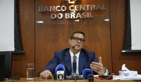 Campos Neto diz que lucros bilionários dos bancos ajudam a economia. Para Eduardo Moreira, instituições são as grandes vilãs do país