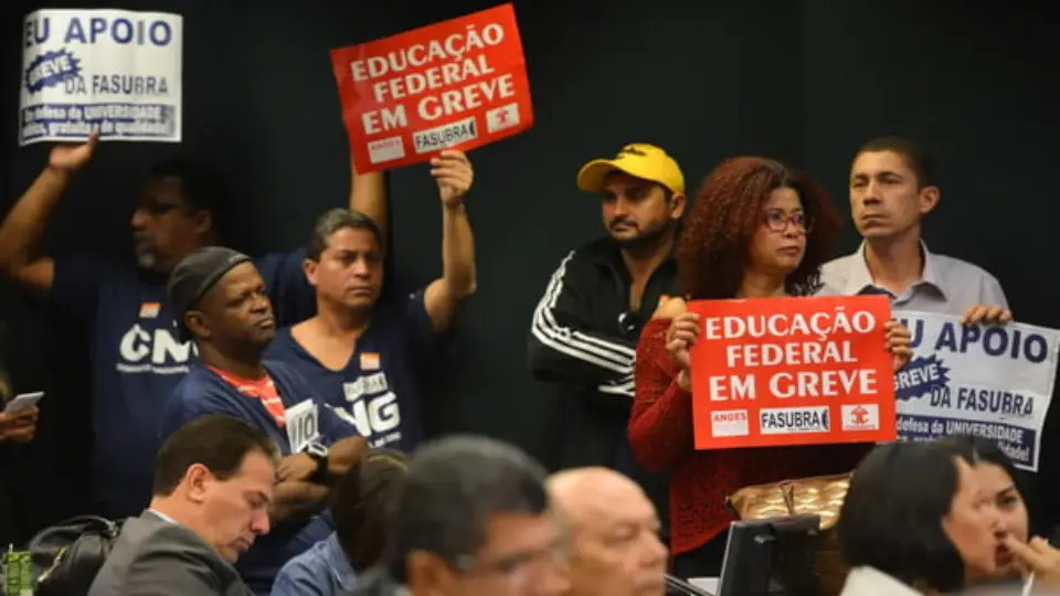 Servidores federais: Professores universitários começam a avaliar hoje proposta do governo; greve deve continuar