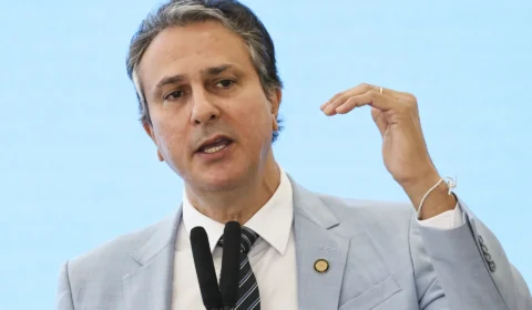 Camilo Santana diz que governo estuda Pé-de-Meia para estudantes universitários a partir de 2025