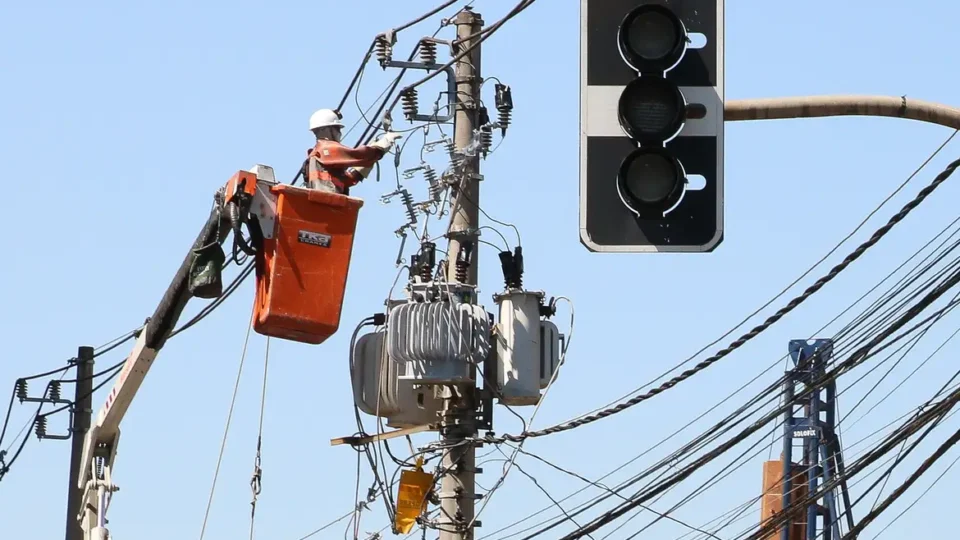 Câmara quer prefeitos fiscalizando serviço de energia elétrica